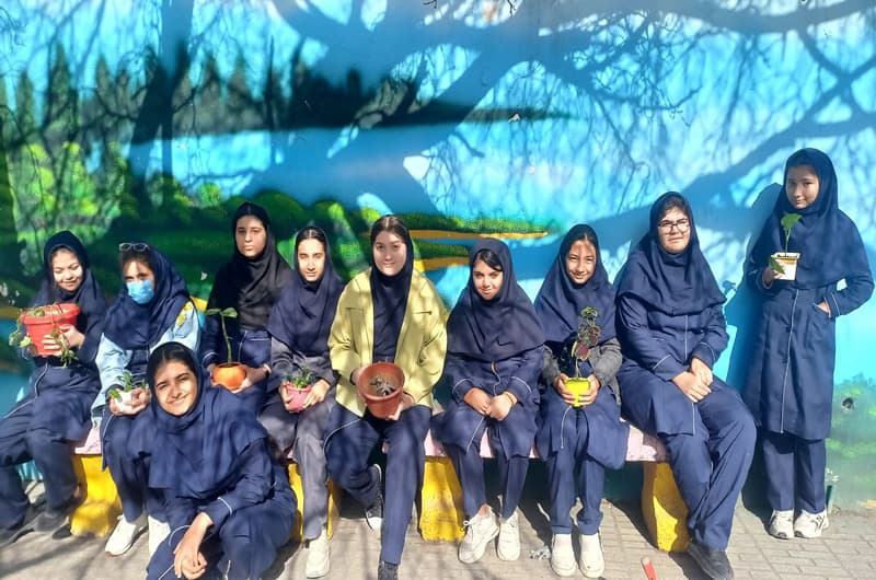 برنامه کاشت گل و گیاه های آپارتمانی توسط دانش اموزان پایه هفتم،سال تحصیلی۱۴۰۴_۱۴۰۳